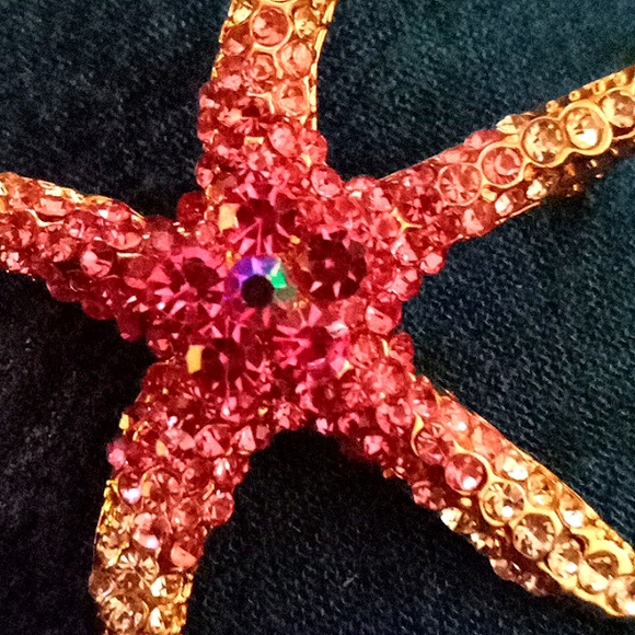 Elegant Starfish Brooch in Red and Gold - Picture 3 of 5